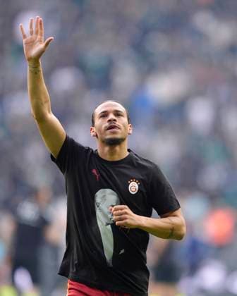 Kocaelispor v Galatasaray -Turkish Super League Leroy Aziz SanÃ of Galatasaray SK applauds the team fans before the Turkish Super League match between Kocaelispor and Galatasaray at the Kocaeli Stadium on November 9, 2025 in Kocaeli, Turkey. Kocaeli Kocaeli Turkey Copyright: xGokhanxTanerx