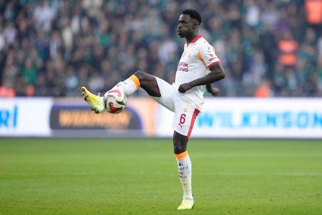 Kocaelispor v Galatasaray -Turkish Super League Davinson Sanchez Mina of Galatasaray SK is seen in action during the Turkish Super League match between Kocaelispor and Galatasaray at the Kocaeli Stadium on November 9, 2025 in Kocaeli, Turkey. Kocaeli Kocaeli Turkey Copyright: xGokhanxTanerx