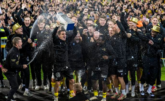 HÄLLEVIK 2025 11 09 Mjällby AIF team captain Jesper Gustavsson lifts Lennart Johansson s trophy after Sunday s football match in the last round of the Allsvenskan between Mjällby AIF and BK Häcken at Strandvallen HÄLLEVIK SWEDEN x50090x  Copyright: xJohanxNilssonx xTTx ALLSWEDEN MJÄLLBY HEDGEHOG