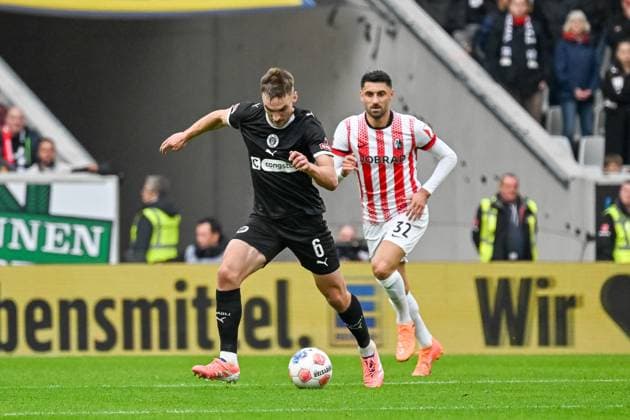 James Sands FC St Pauli, 06 on the ball, behind him Vincenzo Grifo SC Freiburg, 32 GER, SC Freiburg FC St Pauli, Football, Bundesliga, Matchday 10, Season 2025 2026, 09 11 2025 DFL DFB REGULATIONS PROHIBIT ANY USE OF PHOTOGRAPHS AS IMAGE SEQUENCES AND OR QUASI VIDEO GER, SC Freiburg FC St Pauli, Football, Bundesliga, Matchday 10, Season 2025 2026, 09 11 2025 Freiburg Copyright: xEibner-Pressefoto ThomasxHessx EP_THS