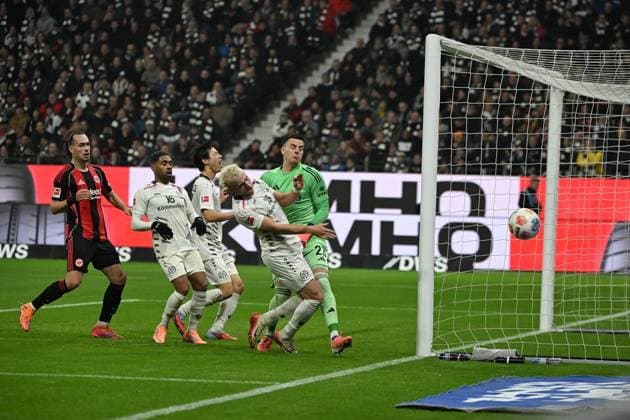 09 11 2025, xjhx, Football 1 Bundesliga, Eintracht Frankfurt 1 FSV Mainz 05 v l Benedict Hollerbach FSV Mainz 05 Michael Zetterer Eintracht Frankfurt Zweikampf, Aktion, action, battle for the ball DFL DFB REGULATIONS PROHIBIT ANY USE OF PHOTOGRAPHS as IMAGE SEQUENCES and or QUASI VIDEO Frankfurt am Main