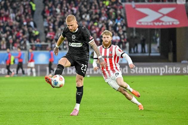 Louis Oppie FC St Pauli, 23 on the ball, Niklas Beste SC Freiburg, 19 GER, SC Freiburg FC St Pauli, Football, Bundesliga, Matchday 10, Season 2025 2026, 09 11 2025 DFL DFB REGULATIONS PROHIBIT ANY USE OF PHOTOGRAPHS AS IMAGE SEQUENCES AND OR QUASI VIDEO GER, SC Freiburg FC St Pauli, Football, Bundesliga, Matchday 10, Season 2025 2026, 09 11 2025 Freiburg Copyright: xEibner-Pressefoto ThomasxHessx EP_THS