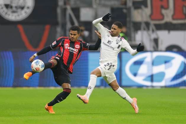 f l n r Ansgar Knauff Eintracht Frankfurt, 7 and Phillipp Mwene 1 FSV Mainz 05, 2 09 11 2025, Football, 1 Bundesliga, Eintracht Frankfurt 1 FSV Mainz 05, GER, Frankfurt am Main, Deutsche Bank Park, DFL REGULATIONS PROHIBIT ANY USE OF PHOTOGRAPHS AS IMAGE SEQUENCES AND OR QUASI VIDEO Copyright: HMBxMedia xHeikoxBecker