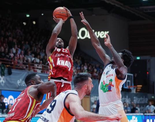 In the picture from left Johnathan Stove Wuerzburg Baskets, 22 against Kassim Nicholson Rostock Seawolves, 8 09 11 2025, Basketball, Fitness First Wuerzburg Baskets vs Rostock Seawolves, easyCredit BBL, 7 Matchday, Germany, Wuerzburg, tectake Arena, Copyright: HMBxMedia xJulienxBecker