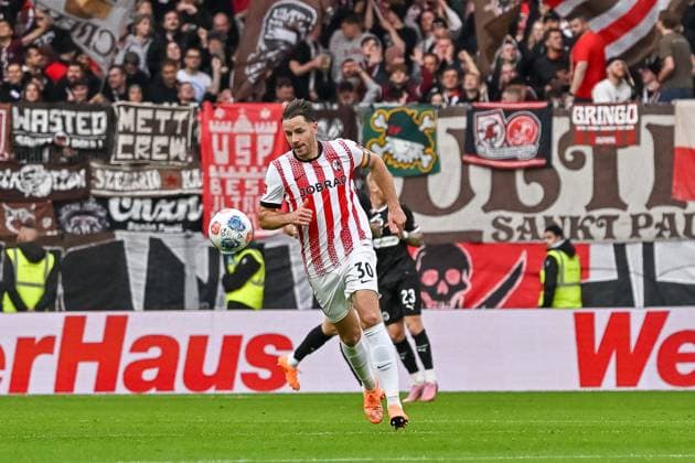Christian Guenter SC Freiburg, 30 on the ball GER, SC Freiburg FC St Pauli, Football, Bundesliga, Matchday 10, Season 2025 2026, 09 11 2025 DFL DFB REGULATIONS PROHIBIT ANY USE OF PHOTOGRAPHS AS IMAGE SEQUENCES AND OR QUASI VIDEO GER, SC Freiburg FC St Pauli, Football, Bundesliga, Matchday 10, Season 2025 2026, 09 11 2025 Freiburg Copyright: xEibner-Pressefoto ThomasxHessx EP_THS