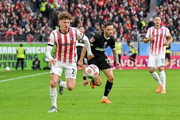 Philipp Treu SC Freiburg, 29 on the ball, behind Mathias Pereira Lage FC St Pauli, 28 GER, SC Freiburg FC St Pauli, Football, Bundesliga, Matchday 10, Season 2025 2026, 09 11 2025 DFL DFB REGULATIONS PROHIBIT ANY USE OF PHOTOGRAPHS AS IMAGE SEQUENCES AND OR QUASI VIDEO GER, SC Freiburg FC St Pauli, Football, Bundesliga, Matchday 10, Season 2025 2026, 09 11 2025 Freiburg Copyright: xEibner-Pressefoto ThomasxHessx EP_THS