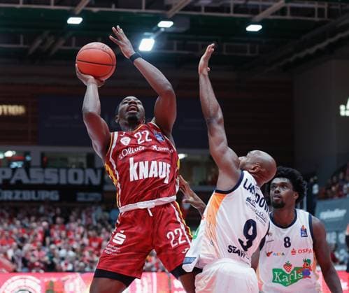 In the picture from left Johnathan Stove Wuerzburg Baskets, 22 , DeAndre Lansdowne Rostock Seawolves, 9 and Kassim Nicholson Rostock Seawolves, 8 09 11 2025, Basketball, Fitness First Wuerzburg Baskets vs Rostock Seawolves, easyCredit BBL, Matchday 7, Germany, Wuerzburg, tectake Arena, Copyright: HMBxMedia xJulienxBecker