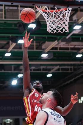 In the picture from left Charles Thompson Wuerzburg Baskets, 32 against Owen Klassen Rostock Seawolves, 22 09 11 2025, Basketball, Fitness First Wuerzburg Baskets vs Rostock Seawolves, easyCredit BBL, 7 Matchday, Germany, Wuerzburg, tectake Arena, Copyright: HMBxMedia xJulienxBecker