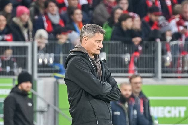 Alexander Blessin FC St Pauli, Coach with neutral emotion GER, SC Freiburg FC St Pauli, Football, Bundesliga, Matchday 10, Season 2025 2026, 09 11 2025 DFL DFB REGULATIONS PROHIBIT ANY USE OF PHOTOGRAPHS AS IMAGE SEQUENCES AND OR QUASI VIDEO GER, SC Freiburg FC St Pauli, Football, Bundesliga, Matchday 10, Season 2025 2026, 09 11 2025 Freiburg Copyright: xEibner-Pressefoto ThomasxHessx EP_THS