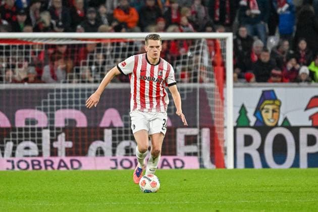 Matthias Ginter SC Freiburg, 28 on the ball GER, SC Freiburg FC St Pauli, Football, Bundesliga, Matchday 10, Season 2025 2026, 09 11 2025 DFL DFB REGULATIONS PROHIBIT ANY USE OF PHOTOGRAPHS AS IMAGE SEQUENCES AND OR QUASI VIDEO GER, SC Freiburg FC St Pauli, Football, Bundesliga, Matchday 10, Season 2025 2026, 09 11 2025 Freiburg Copyright: xEibner-Pressefoto ThomasxHessx EP_THS