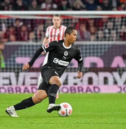 Joel Chima Fujita FC St Pauli, 16 on the ball GER, SC Freiburg FC St Pauli, Football, Bundesliga, Matchday 10, Season 2025 2026, 09 11 2025 DFL DFB REGULATIONS PROHIBIT ANY USE OF PHOTOGRAPHS AS IMAGE SEQUENCES AND OR QUASI VIDEO GER, SC Freiburg FC St Pauli, Football, Bundesliga, Matchday 10, Season 2025 2026, 09 11 2025 Freiburg Copyright: xEibner-Pressefoto ThomasxHessx EP_THS