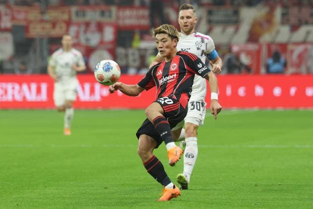 Eintracht Frankfurt 1 FSV Mainz 05 , 1 FBL Ritsu Doan Eintracht Frankfurt, 20 in front of Silvan Widmer Mainz, 30 Bundesliga match between Eintracht Frankfurt and 1 FSV Mainz 05 on November 9, 2025 at Deutsche Bank Park in Frankfurt am Main , Frankfurt am Main Hessen Germany Deutsche Bank Park