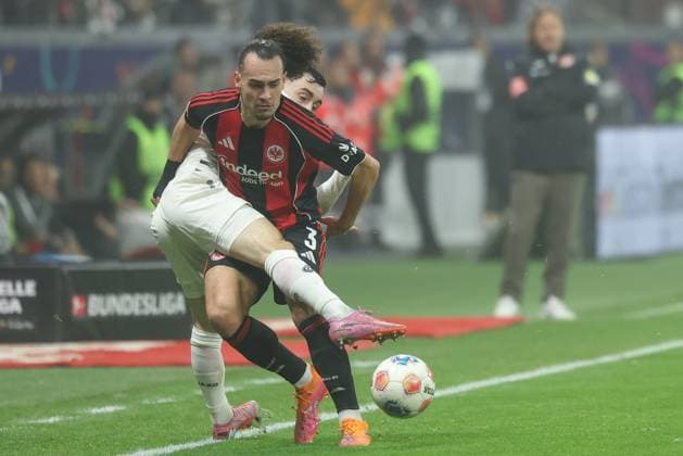 Eintracht Frankfurt 1 FSV Mainz 05 , 1 FBL Paul Nebel Mainz, 8 vs Arthur Theate Eintracht Frankfurt, 3 Bundesliga match between Eintracht Frankfurt and 1 FSV Mainz 05 on November 9, 2025 at Deutsche Bank Park in Frankfurt am Main , Frankfurt am Main Hessen Germany Deutsche Bank Park