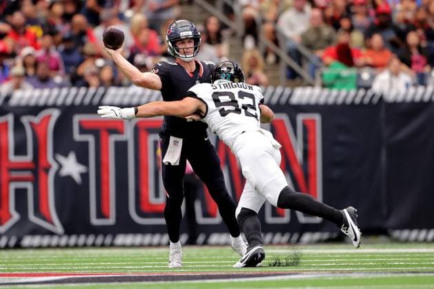 November 9, 2025, Houston, Texas, U.S: Houston Texans quarterback Davis Mills (10) passes the ball before being hit by Jacksonville Jaguars defensive end Danny Striggow (92) during the first quarter of the NFL, American Football Herren, USA game between the Houston Texans and the Jacksonville Jaguars at NRG Stadium in Houston, TX on November 9, 2025. Houston U.S - ZUMAw137 20251109_aap_w137_025 Copyright: xErikxWilliamsx