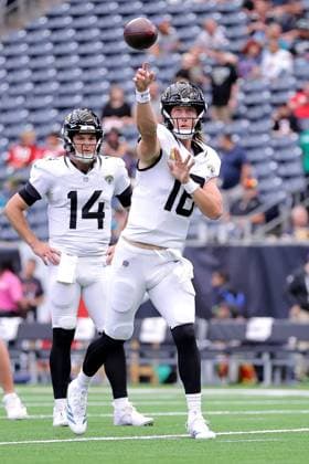 November 9, 2025, Houston, Texas, U.S: Jacksonville Jaguars quarterback Trevor Lawrence (16) warms up prior to the NFL, American Football Herren, USA game between the Houston Texans and the Jacksonville Jaguars at NRG Stadium in Houston, TX on November 9, 2025. Houston U.S - ZUMAw137 20251109_aap_w137_030 Copyright: xErikxWilliamsx