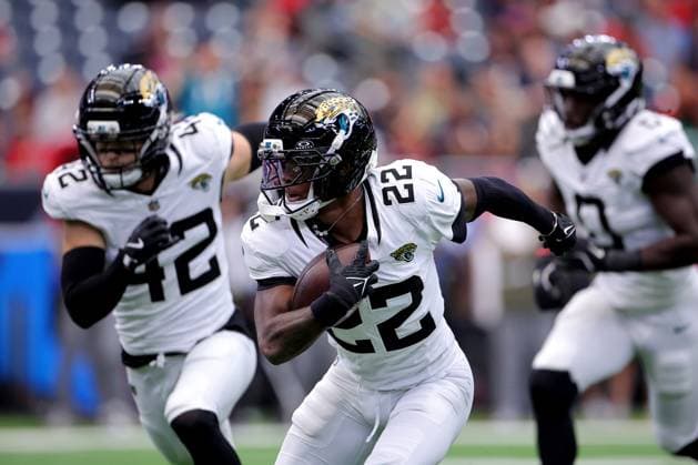 November 9, 2025, Houston, Texas, U.S: Jacksonville Jaguars cornerback Jarrian Jones (22) carries the ball upfield after intercepting a pass during the first quarter of the NFL, American Football Herren, USA game between the Houston Texans and the Jacksonville Jaguars at NRG Stadium in Houston, TX on November 9, 2025. Houston U.S - ZUMAw137 20251109_aap_w137_032 Copyright: xErikxWilliamsx
