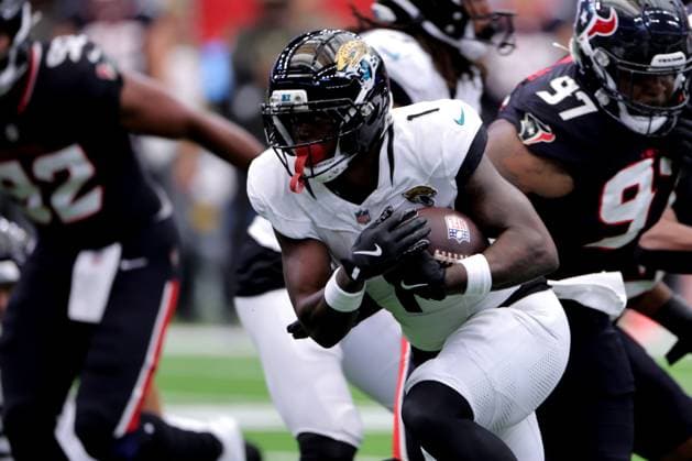 November 9, 2025, Houston, Texas, U.S: Jacksonville Jaguars running back Travis Etienne Jr. (1) carries the ball upfield during the first quarter of the NFL, American Football Herren, USA game between the Houston Texans and the Jacksonville Jaguars at NRG Stadium in Houston, TX on November 9, 2025. Houston U.S - ZUMAw137 20251109_aap_w137_035 Copyright: xErikxWilliamsx