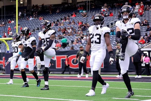November 9, 2025, Houston, Texas, U.S: Jacksonville Jaguars players warm up prior to the NFL, American Football Herren, USA game between the Houston Texans and the Jacksonville Jaguars at NRG Stadium in Houston, TX on November 9, 2025. Houston U.S - ZUMAw137 20251109_aap_w137_015 Copyright: xErikxWilliamsx