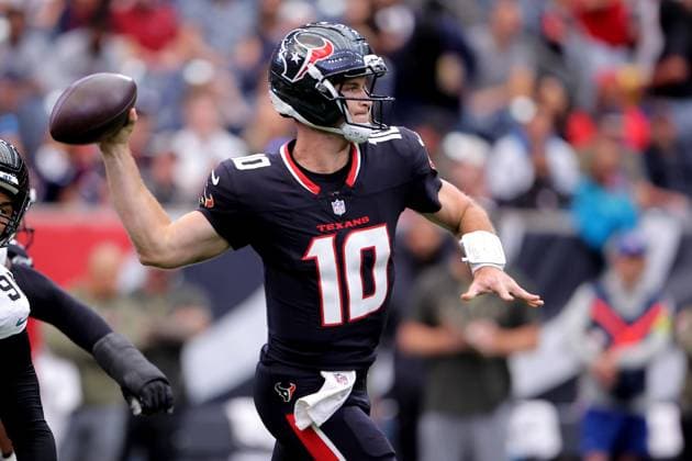 November 9, 2025, Houston, Texas, U.S: Houston Texans quarterback Davis Mills (10) reaches back to pass downfield during the first quarter of the NFL, American Football Herren, USA game between the Houston Texans and the Jacksonville Jaguars at NRG Stadium in Houston, TX on November 9, 2025. Houston U.S - ZUMAw137 20251109_aap_w137_016 Copyright: xErikxWilliamsx