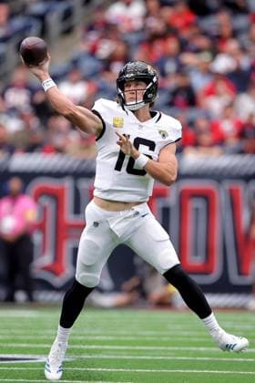 November 9, 2025, Houston, Texas, U.S: Jacksonville Jaguars quarterback Trevor Lawrence (16)reaches back to pass downfield during the first quarter of the NFL, American Football Herren, USA game between the Houston Texans and the Jacksonville Jaguars at NRG Stadium in Houston, TX on November 9, 2025. Houston U.S - ZUMAw137 20251109_aap_w137_017 Copyright: xErikxWilliamsx