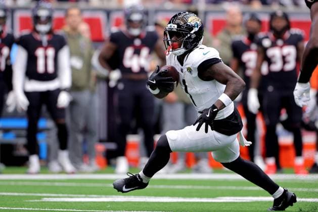 November 9, 2025, Houston, Texas, U.S: Jacksonville Jaguars running back Travis Etienne Jr. (1) carries the ball upfield during the first quarter of the NFL, American Football Herren, USA game between the Houston Texans and the Jacksonville Jaguars at NRG Stadium in Houston, TX on November 9, 2025. Houston U.S - ZUMAw137 20251109_aap_w137_018 Copyright: xErikxWilliamsx