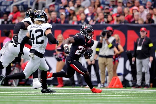 November 9, 2025, Houston, Texas, U.S: Houston Texans running back Woody Marks (27) carries the ball upfield during the first quarter of the NFL, American Football Herren, USA game between the Houston Texans and the Jacksonville Jaguars at NRG Stadium in Houston, TX on November 9, 2025. Houston U.S - ZUMAw137 20251109_aap_w137_019 Copyright: xErikxWilliamsx