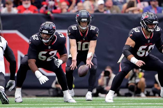 November 9, 2025, Houston, Texas, U.S: Houston Texans quarterback Davis Mills (10) takes the snap during the first quarter of the NFL, American Football Herren, USA game between the Houston Texans and the Jacksonville Jaguars at NRG Stadium in Houston, TX on November 9, 2025. Houston U.S - ZUMAw137 20251109_aap_w137_020 Copyright: xErikxWilliamsx