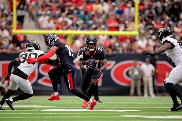 November 9, 2025, Houston, Texas, U.S: Houston Texans running back Woody Marks (27) carries the ball upfield during the first quarter of the NFL, American Football Herren, USA game between the Houston Texans and the Jacksonville Jaguars at NRG Stadium in Houston, TX on November 9, 2025. Houston U.S - ZUMAw137 20251109_aap_w137_021 Copyright: xErikxWilliamsx