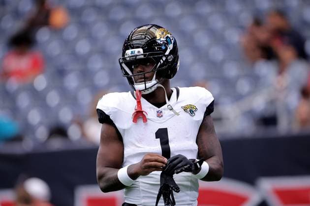 November 9, 2025, Houston, Texas, U.S: Jacksonville Jaguars running back Travis Etienne Jr. (1) warms up prior to the NFL, American Football Herren, USA game between the Houston Texans and the Jacksonville Jaguars at NRG Stadium in Houston, TX on November 9, 2025. Houston U.S - ZUMAw137 20251109_aap_w137_022 Copyright: xErikxWilliamsx