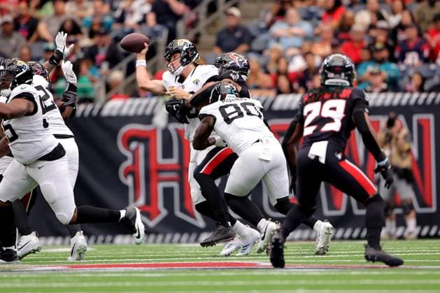 November 9, 2025, Houston, Texas, U.S: Jacksonville Jaguars quarterback Trevor Lawrence (16) is sacked by Houston Texans defensive end Danielle Hunter (55) during the second quarter of the NFL, American Football Herren, USA game between the Houston Texans and the Jacksonville Jaguars at NRG Stadium in Houston, TX on November 9, 2025. Houston U.S - ZUMAw137 20251109_aap_w137_023 Copyright: xErikxWilliamsx