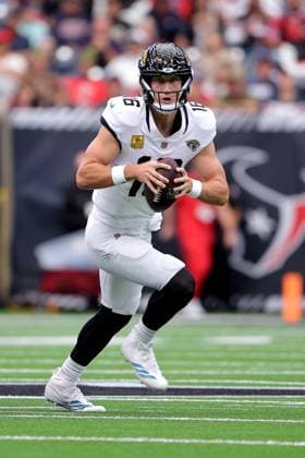 November 9, 2025, Houston, Texas, U.S: Jacksonville Jaguars quarterback Trevor Lawrence (16) looks to pass downfield during the first quarter of the NFL, American Football Herren, USA game between the Houston Texans and the Jacksonville Jaguars at NRG Stadium in Houston, TX on November 9, 2025. Houston U.S - ZUMAw137 20251109_aap_w137_024 Copyright: xErikxWilliamsx