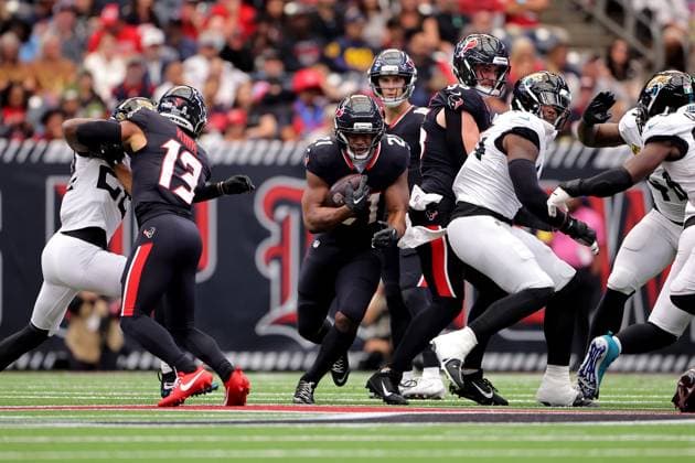 November 9, 2025, Houston, Texas, U.S: Houston Texans running back Nick Chubb (21) carries the ball upfield during the first quarter of the NFL, American Football Herren, USA game between the Houston Texans and the Jacksonville Jaguars at NRG Stadium in Houston, TX on November 9, 2025. Houston U.S - ZUMAw137 20251109_aap_w137_026 Copyright: xErikxWilliamsx