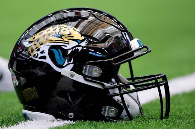 November 9, 2025, Houston, Texas, U.S: A Jacksonville Jaguars helmet rests on the field prior to the NFL, American Football Herren, USA game between the Houston Texans and the Jacksonville Jaguars at NRG Stadium in Houston, TX on November 9, 2025. Houston U.S - ZUMAw137 20251109_aap_w137_028 Copyright: xErikxWilliamsx