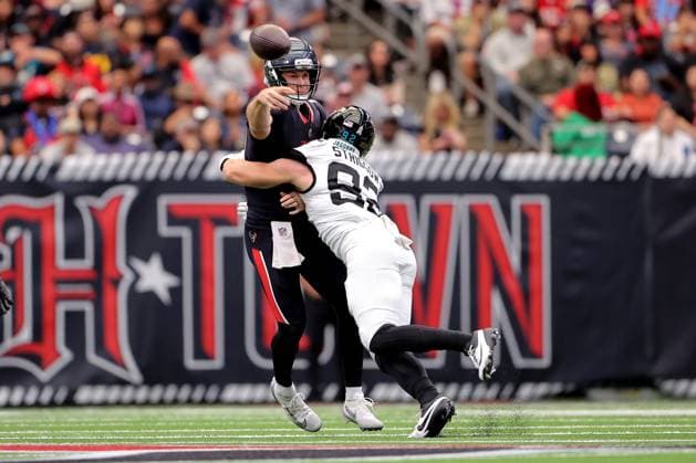 November 9, 2025, Houston, Texas, U.S: Houston Texans quarterback Davis Mills (10) passes the ball before being hit by Jacksonville Jaguars defensive end Danny Striggow (92) during the first quarter of the NFL, American Football Herren, USA game between the Houston Texans and the Jacksonville Jaguars at NRG Stadium in Houston, TX on November 9, 2025. Houston U.S - ZUMAw137 20251109_aap_w137_029 Copyright: xErikxWilliamsx