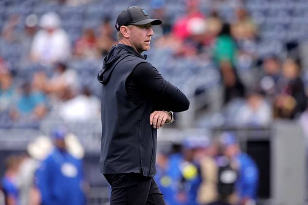 November 9, 2025, Houston, Texas, U.S: Jacksonville Jaguars head coach Liam Coen prior to the NFL, American Football Herren, USA game between the Houston Texans and the Jacksonville Jaguars at NRG Stadium in Houston, TX on November 9, 2025. Houston U.S - ZUMAw137 20251109_aap_w137_033 Copyright: xErikxWilliamsx