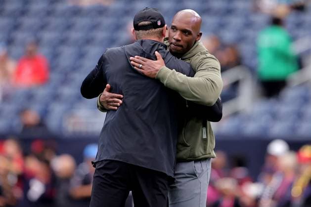 November 9, 2025, Houston, Texas, U.S: Houston Texans head coach Demeco Ryans greets Jacksonville Jaguars head coach Liam Coen prior to the NFL, American Football Herren, USA game between the Houston Texans and the Jacksonville Jaguars at NRG Stadium in Houston, TX on November 9, 2025. Houston U.S - ZUMAw137 20251109_aap_w137_034 Copyright: xErikxWilliamsx