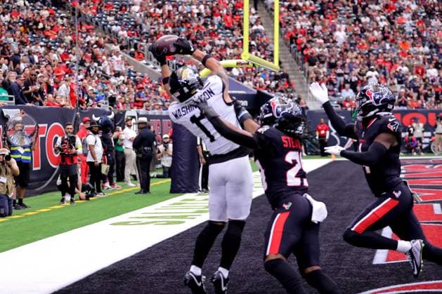 November 9, 2025, Houston, Texas, U.S: Jacksonville Jaguars wide receiver Parker Washington (11) catches a pass in the end zone for a touchdown during the first quarter of the NFL, American Football Herren, USA game between the Houston Texans and the Jacksonville Jaguars at NRG Stadium in Houston, TX on November 9, 2025. Houston U.S - ZUMAw137 20251109_aap_w137_036 Copyright: xErikxWilliamsx