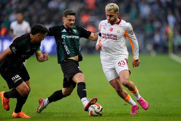 Kocaelispor v Galatasaray -Turkish Super League Baris Alper Yilmaz of Galatasaray SK and Karol Linetty of Kocaelispor battle for the ball during the Turkish Super League match between Kocaelispor and Galatasaray at the Kocaeli Stadium on November 9, 2025 in Kocaeli, Turkey. Kocaeli Kocaeli Turkey Copyright: xGokhanxTanerx