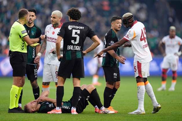 Kocaelispor v Galatasaray -Turkish Super League Victor James Osimhen of Galatasaray SK reacts to Hrvoje SmolÄiÄ‡ of Kocaelispor during the Turkish Super League match between Kocaelispor and Galatasaray at the Kocaeli Stadium on November 9, 2025 in Kocaeli, Turkey. Kocaeli Kocaeli Turkey Copyright: xGokhanxTanerx