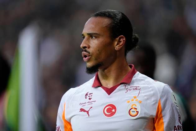 Kocaelispor v Galatasaray -Turkish Super League Leroy Aziz SanÃ of Galatasaray SK looks on during the Turkish Super League match between Kocaelispor and Galatasaray at the Kocaeli Stadium on November 9, 2025 in Kocaeli, Turkey. Kocaeli Kocaeli Turkey Copyright: xGokhanxTanerx