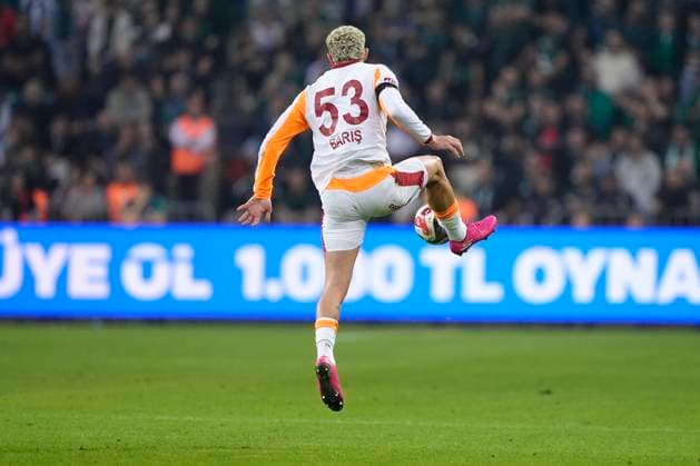 Kocaelispor v Galatasaray -Turkish Super League Baris Alper Yilmaz of Galatasaray SK controls the ball during the Turkish Super League match between Kocaelispor and Galatasaray at the Kocaeli Stadium on November 9, 2025 in Kocaeli, Turkey. Kocaeli Kocaeli Turkey Copyright: xGokhanxTanerx