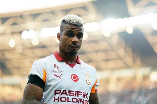 Kocaelispor v Galatasaray -Turkish Super League Mario RenÃ Junior Lemina of Galatasaray SK looks on during the ceremony prior to the Turkish Super League match between Kocaelispor and Galatasaray at the Kocaeli Stadium on November 9, 2025 in Kocaeli, Turkey. Kocaeli Kocaeli Turkey Copyright: xGokhanxTanerx
