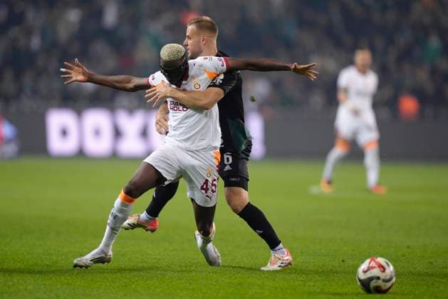 Kocaelispor v Galatasaray -Turkish Super League Victor James Osimhen of Galatasaray SK and Hrvoje SmolÄiÄ‡ of Kocaelispor are seen in action during the Turkish Super League match between Kocaelispor and Galatasaray at the Kocaeli Stadium on November 9, 2025 in Kocaeli, Turkey. Kocaeli Kocaeli Turkey Copyright: xGokhanxTanerx