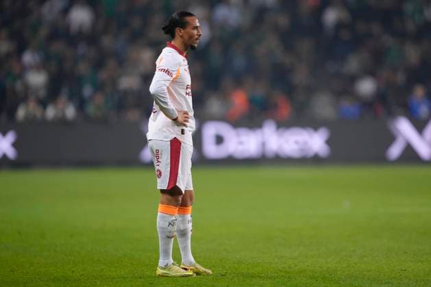 Kocaelispor v Galatasaray -Turkish Super League Leroy Aziz SanÃ of Galatasaray SK looks on during the Turkish Super League match between Kocaelispor and Galatasaray at the Kocaeli Stadium on November 9, 2025 in Kocaeli, Turkey. Kocaeli Kocaeli Turkey Copyright: xGokhanxTanerx