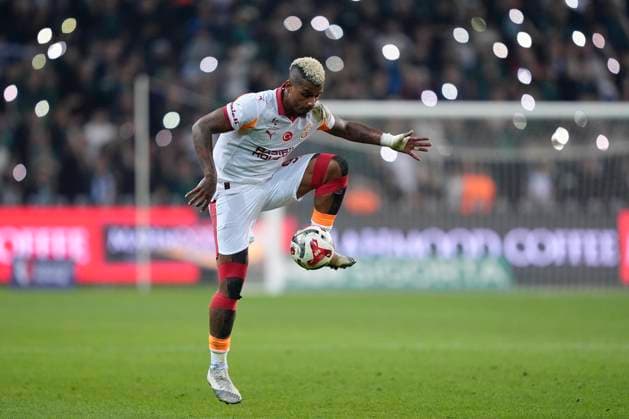 Kocaelispor v Galatasaray -Turkish Super League Mario RenÃ Junior Lemina of Galatasaray SK controls the ball during the Turkish Super League match between Kocaelispor and Galatasaray at the Kocaeli Stadium on November 9, 2025 in Kocaeli, Turkey. Kocaeli Kocaeli Turkey Copyright: xGokhanxTanerx