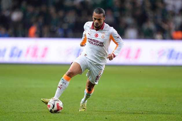 Kocaelispor v Galatasaray -Turkish Super League Leroy Aziz SanÃ of Galatasaray SK is seen in action during the Turkish Super League match between Kocaelispor and Galatasaray at the Kocaeli Stadium on November 9, 2025 in Kocaeli, Turkey. Kocaeli Kocaeli Turkey Copyright: xGokhanxTanerx
