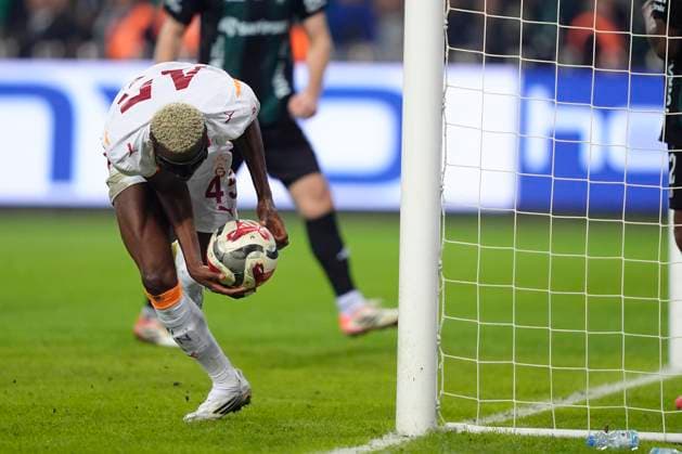 Kocaelispor v Galatasaray -Turkish Super League Victor James Osimhen of Galatasaray SK celebrates after scoring a goal was cancelled by the referee after checking the VAR during the Turkish Super League match between Kocaelispor and Galatasaray at the Kocaeli Stadium on November 9, 2025 in Kocaeli, Turkey. Kocaeli Kocaeli Turkey Copyright: xGokhanxTanerx