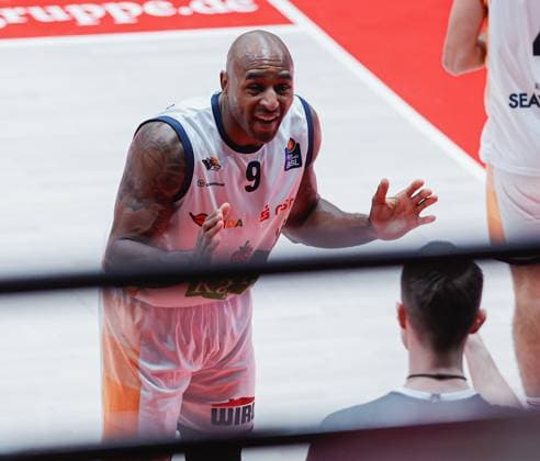 In the picture amazement at DeAndre Lansdowne Rostock Seawolves, 9 09 11 2025, Basketball, Fitness First Wuerzburg Baskets vs Rostock Seawolves, easyCredit BBL, Matchday 7, Germany, Wuerzburg, tectake Arena, Copyright: HMBxMedia xJulienxBecker