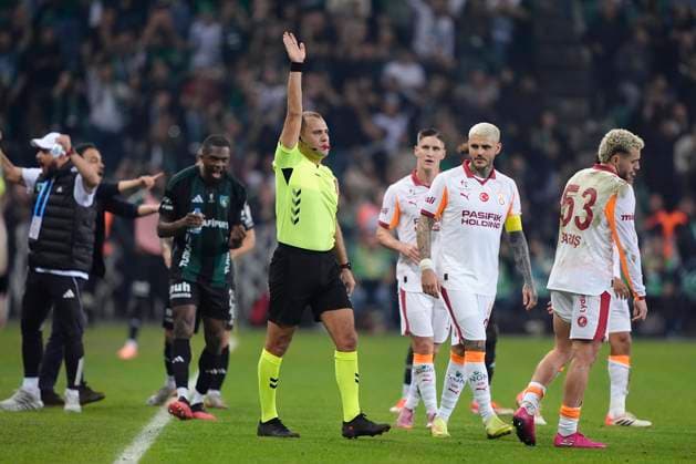 Kocaelispor v Galatasaray -Turkish Super League Referee Cagdas Altay canceled Galatasaray s goal after reviewing by VAR during the Turkish Super League match between Kocaelispor and Galatasaray at the Kocaeli Stadium on November 9, 2025 in Kocaeli, Turkey. Kocaeli Kocaeli Turkey Copyright: xGokhanxTanerx