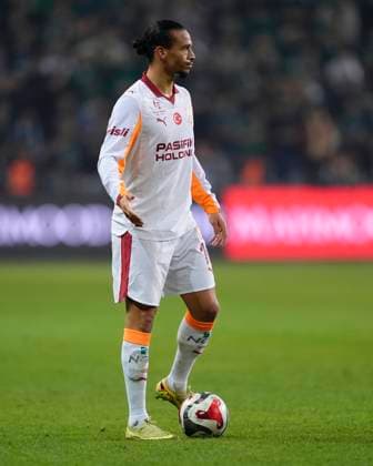 Kocaelispor v Galatasaray -Turkish Super League Leroy Aziz SanÃ of Galatasaray SK is seen during the Turkish Super League match between Kocaelispor and Galatasaray at the Kocaeli Stadium on November 9, 2025 in Kocaeli, Turkey. Kocaeli Kocaeli Turkey Copyright: xGokhanxTanerx